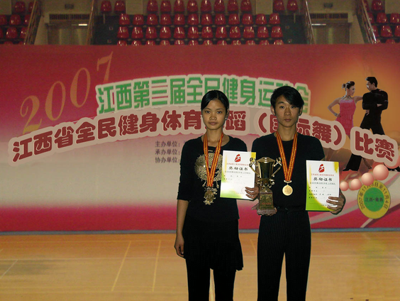 李梅(右)